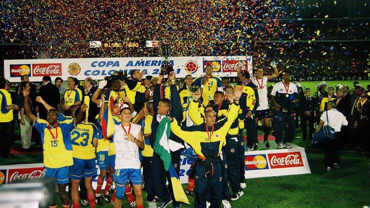 FutboLPress_'s tweet photo. Se cumplieron 20 años del primer y único campeonato de la Selección Colombia en la Copa América al vencer 1-0 a México en la gran Final de la edición 2001 con anotación del histórico capitán Ramiro Iván Córdoba @FCFSeleccionCol #CopaAmerica2001 #HistoriasDelBalón https://t.co/gARCscQWWu