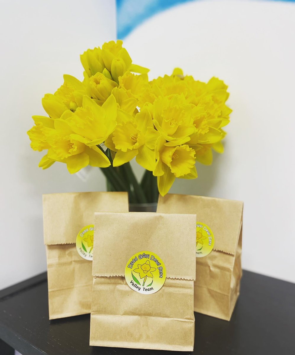 Dydd Gwyl Dewi Hapus!🌼🏴󠁧󠁢󠁷󠁬󠁳󠁿 

#daffodils #welshcakes #StDavidsDay