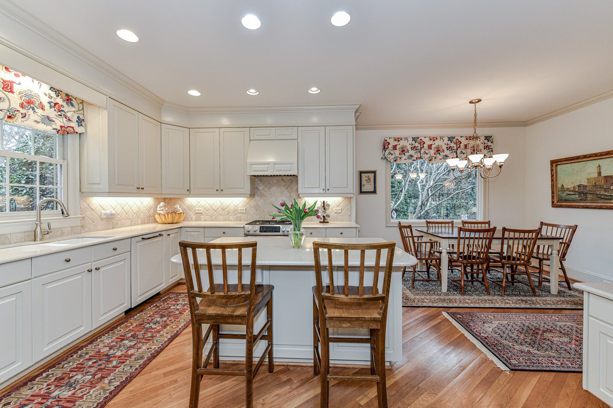 DMAHomes's tweet photo. Welcome to 1009 Greentree Drive, a beautiful home located just minutes from Cotswold and Southpark! Take a look inside our gorgeous #homeoftheweek🏠
📍1009 Greentree Drive
Charlotte, NC 28211
#RealEstate #HomeOfTheWeek #CltHome https://t.co/Wew2HicNjg