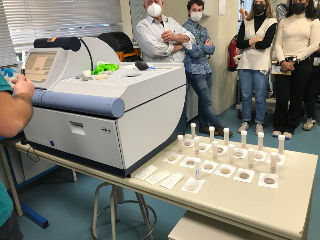 MasterMejorr's tweet photo. Retomando las actividades tradicionales del Máster, hoy se ha visitado el Centro de Apoyo a la Investigación (CAI) de la Facultad de Ciencias Geológicas (UCM), dónde se han explicado las distintas técnicas de investigación y caracterización de materiales que ofrece dicho Centro. https://t.co/WjiPsBdubn