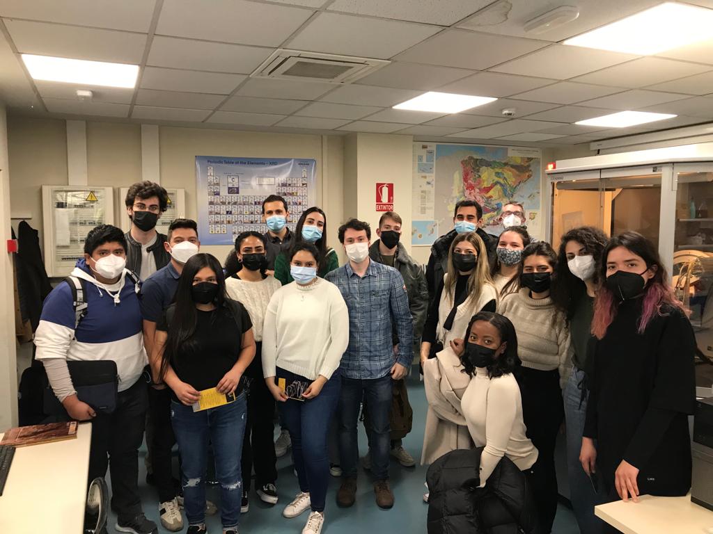 MasterMejorr's tweet photo. Retomando las actividades tradicionales del Máster, hoy se ha visitado el Centro de Apoyo a la Investigación (CAI) de la Facultad de Ciencias Geológicas (UCM), dónde se han explicado las distintas técnicas de investigación y caracterización de materiales que ofrece dicho Centro. https://t.co/WjiPsBdubn
