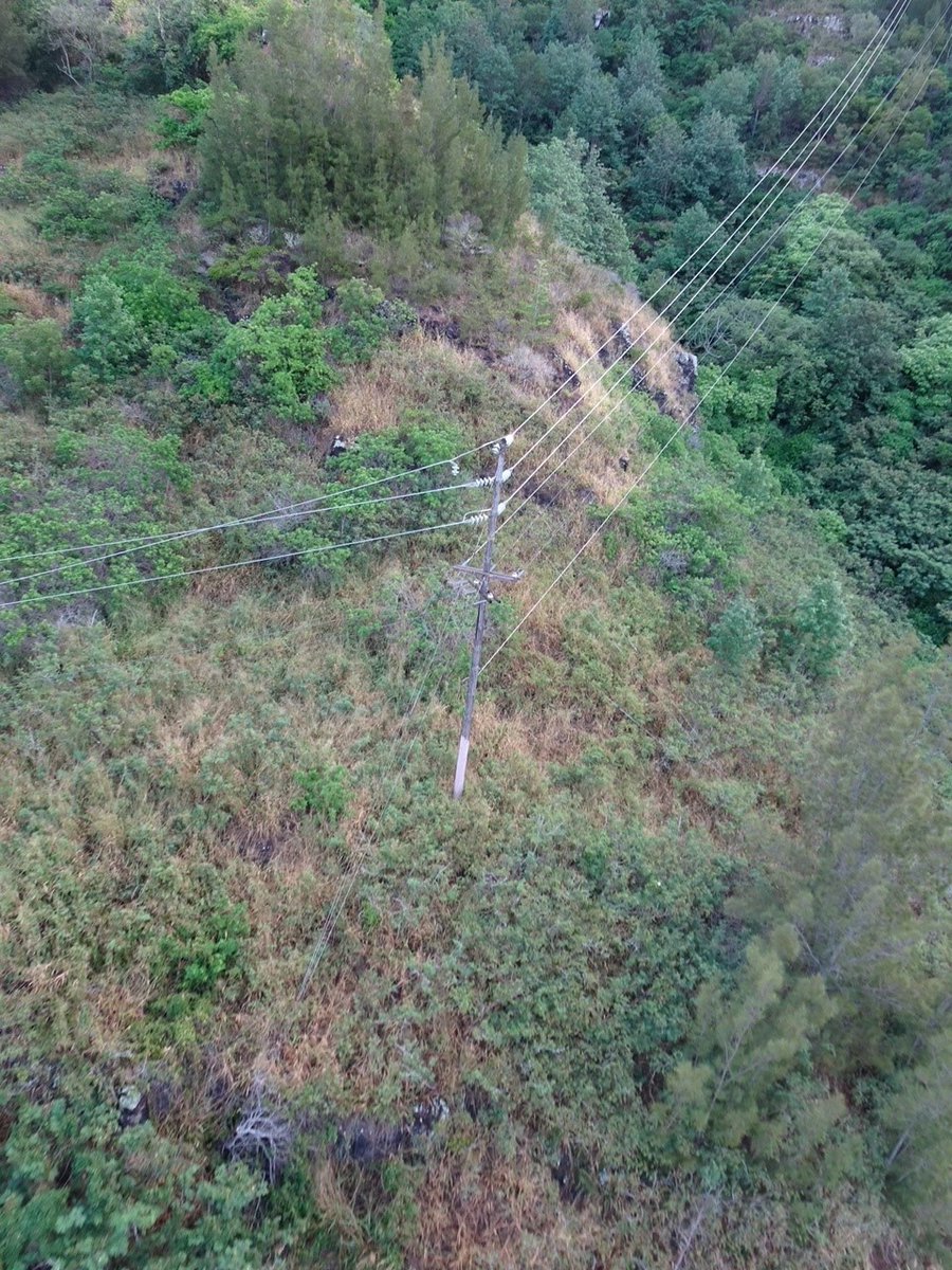 HwnElectric's tweet image. 1130a East Oahu/Windward update: Crews will need to make repairs to 3 broken crossarms on poles in mountainous terrains before safely restoring power to remaining ~11,100 customers. Updated estimated restore time is before dark. Mahalo for your patience. #OahuOutage