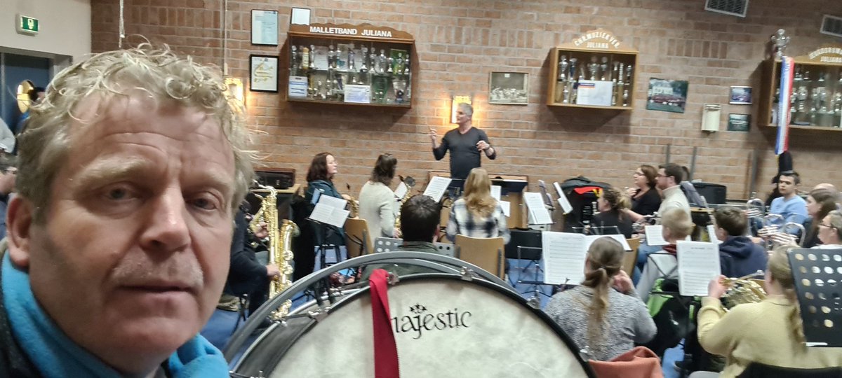 WillemKrooneman's tweet photo. Lekker informeel werkbezoek vanavond bij @julianadspijk in De Deel. Genoeg uitdagingen maar het gemotiveerde bestuur en al die enthousiast spelende leden gaan die met frisse moed aan. Op de steun van @CUElburg kunnen ze rekenen! https://t.co/22AEur5Zy9