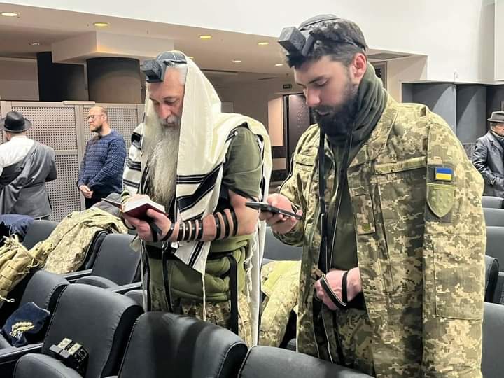 חיילים יהודים בצבא האוקראיני מתפללים בין לחימה ללחימה. תמונה עוצמתית!