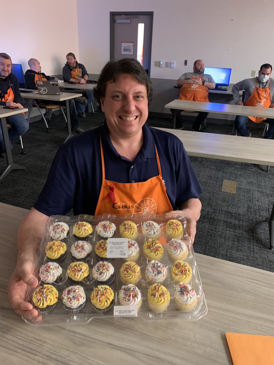 Mer_MPolanco's tweet photo. Happy Birthday Chris! 🎊🎊 #PittstonPeak8618 https://t.co/oSQbfSbtSB