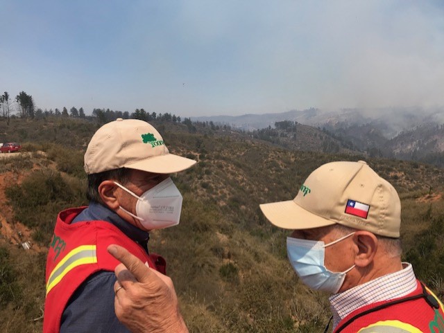 MinagriValpo's tweet photo. Ministra @MinagriCL @meryundurraga en #Rodelillo realizó monitoreo y coordinación de labores #combate @conaf_minagri  #IncendioForestal #LomaNegra3 #Valparaíso.  
Junto a @DPRValparaiso SEREMI @MinagriValpo @Htolepet  director #ConafValparaíso #Onemi #BomberosValpo 
#AlertaRoja https://t.co/eXRH91S2pI