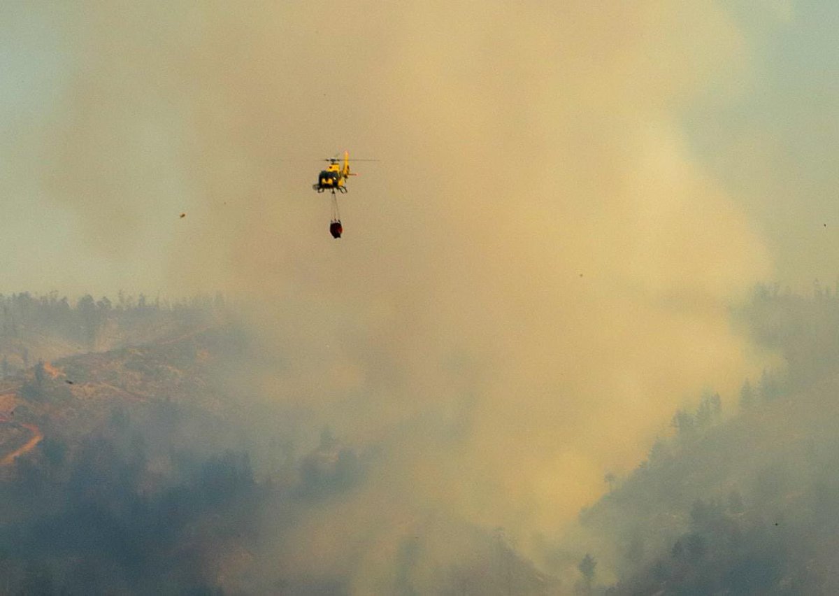 meryundurraga's tweet photo. Estuvimos en el Aeródromo de Rodelillo junto a los equipos de @conaf_minagri monitoreando el estado del lamentable incendio forestal en el sector Loma Negra en Valparaíso y coordinando tareas de su combate. Hasta ahora tenemos 350 hectáreas afectadas y se mantiene la alerta roja. https://t.co/w33xgH0Z92