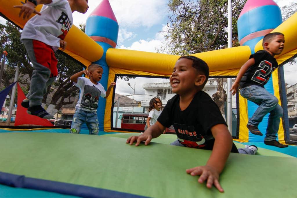 #EnFotos📸| Con bailes tradicionales y un despliegue de actividades deportivas y recreativas, el pueblo de Santos Michelena en el estado #Aragua celebró los carnavales seguros y felices 2022. @PHernandezPSUV 

#CarnavalesBioseguros2022