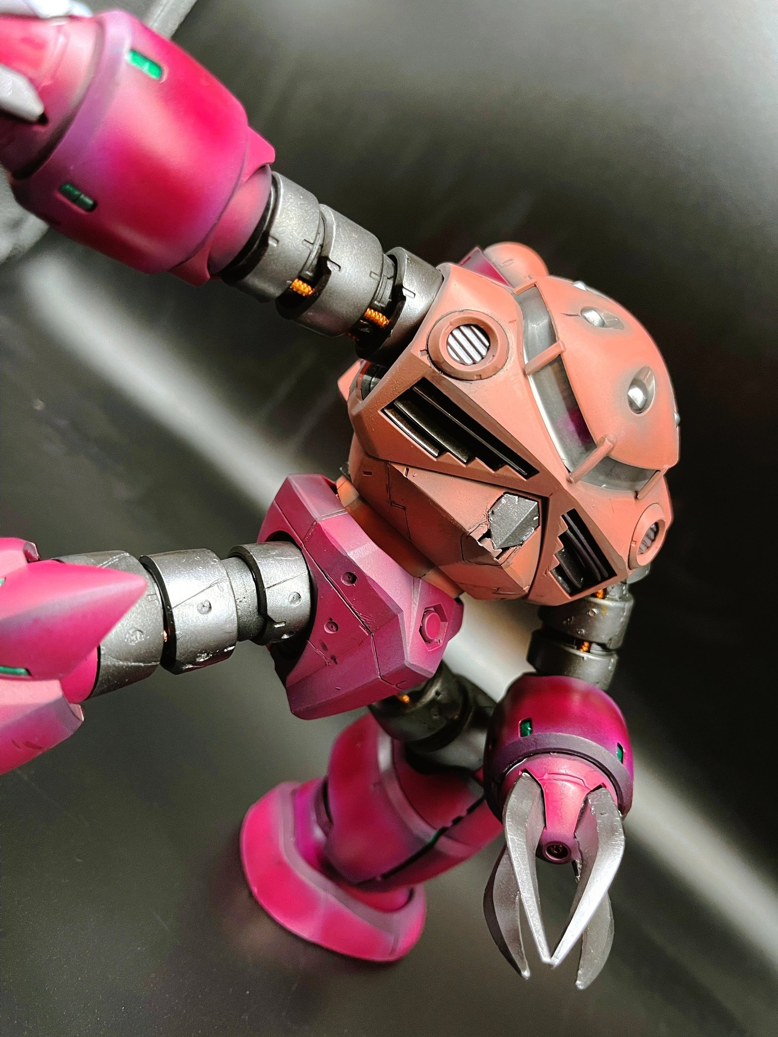 Chef S シャア専用ズゴック これも半年前に夢中で作ったもの 黒鉄色スプレーベタ塗り ウェザリングもどき トップコート ヤスリがけ スジボリ 全塗装で再仕上げ スジボリはまだまだヘタクソだ シャア専用ピンクと赤ともう一つ赤 水垢