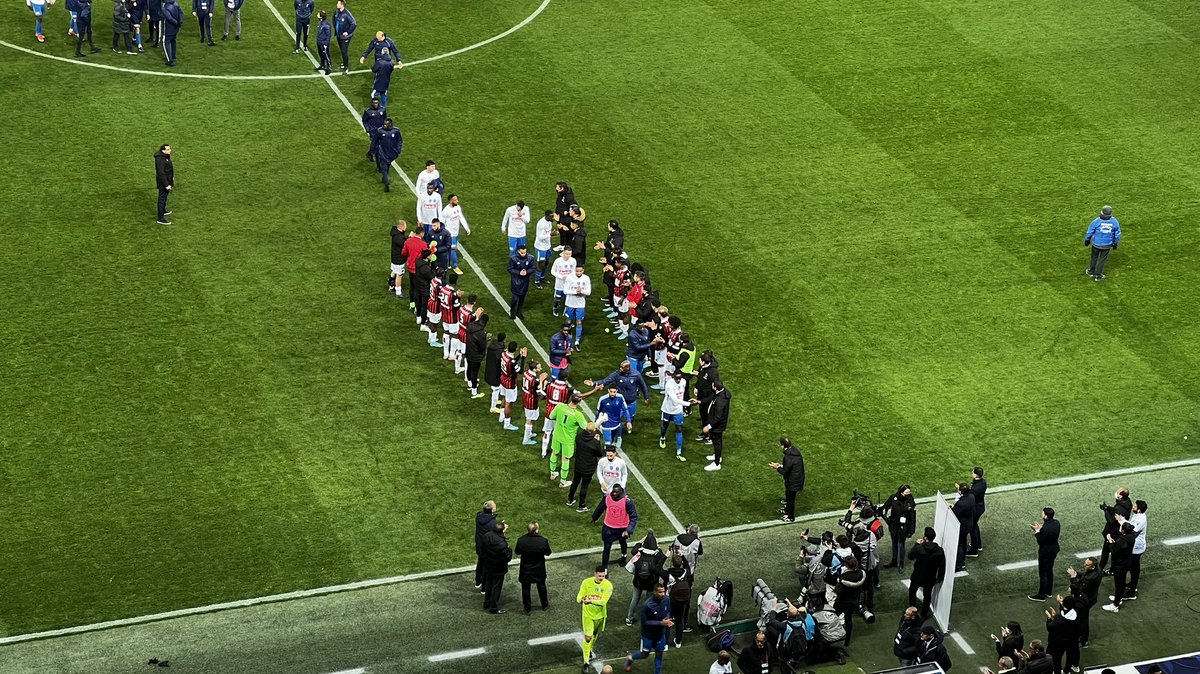 Footballogue's tweet photo. La Haie d’honneur des joueurs niçois pour Versailles.

RESPECT 🙌 https://t.co/R4dXZUGlJ3