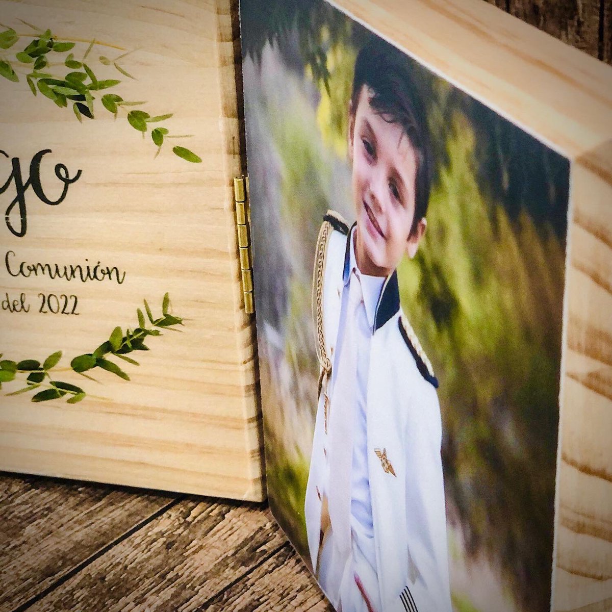 factory_foto's tweet photo. Perfecta combinación 
Madera-texto-foto
Sobran las palabras

#madera #elegant #photography #photo #marco #pino #comuniones2022 #fotografia #foto #laboratoriofotografico #fotoycopy #alcorcon #madrid #leganes #fuenlabrada #mostoles #original #regalosoriginales https://t.co/fYII0YMgxI