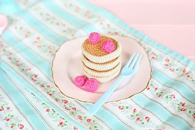 Mollie_Magazine's tweet photo. Happy Pancake Day makers! 🥞 After filling up on your favourite toppings, give this super sweet crochet version a go! The pattern is up for free on @gatheredmakes now! https://t.co/qr6K7x5f1h https://t.co/dfws8x04MA