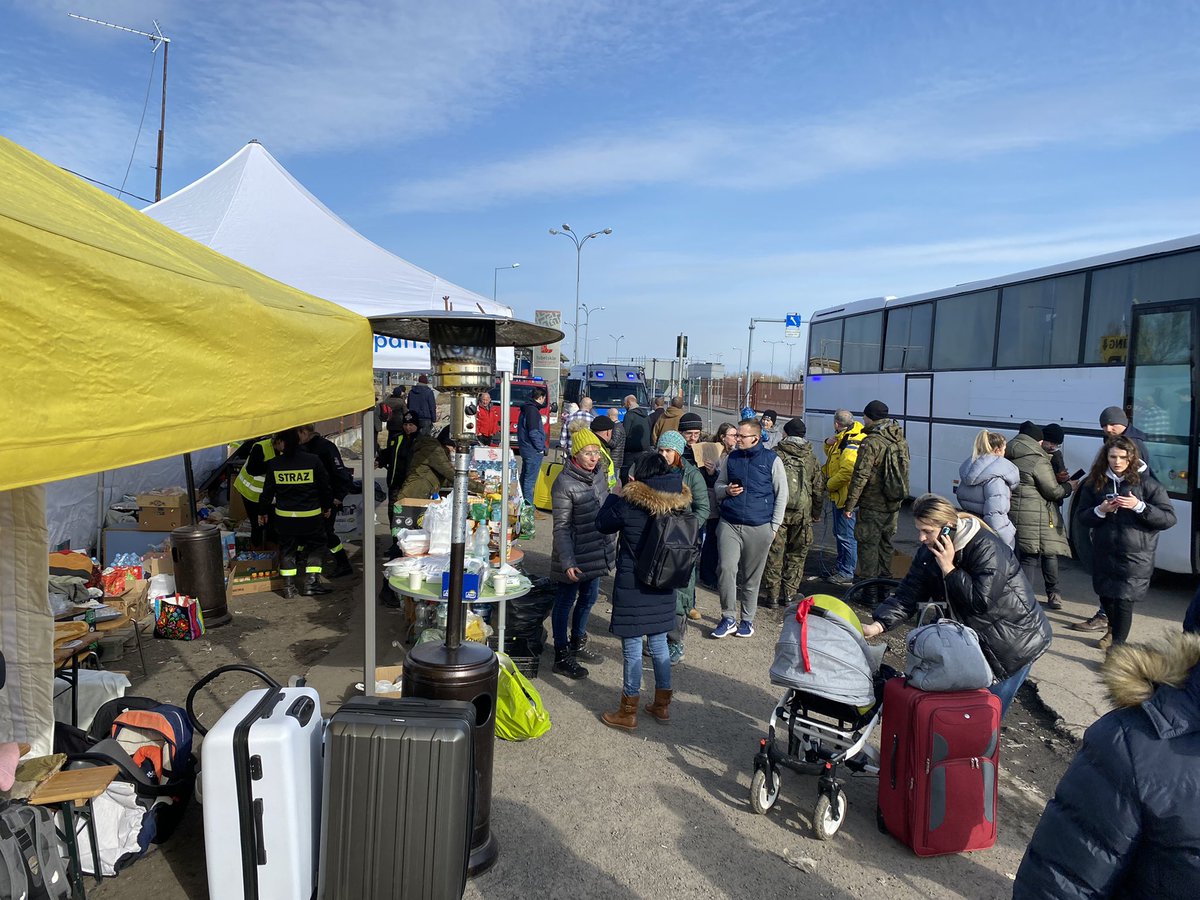 VGleitsmann's tweet image. Hunderte Flüchtende aus der #ukraine auch hier am Grenzübergang #dorohusk #polen, vor allem Frauen und kleine Kinder