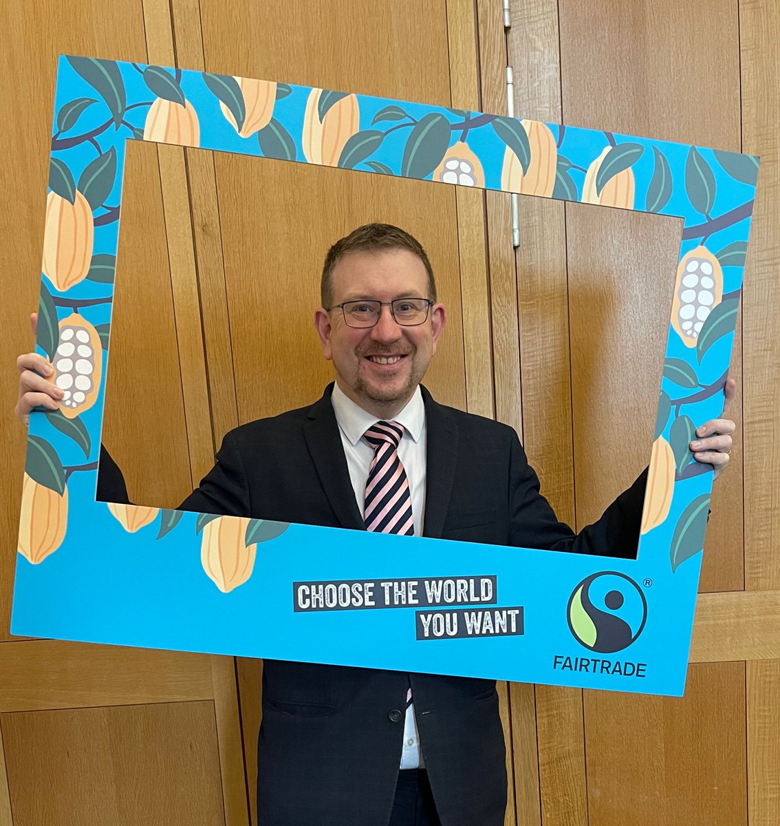 🌎This year's #FairtradeFortnight is focused on climate change, and the challenges faced by Fairtrade farmers globally. I was proud to show my support alongside the @FairtradeAPPG earlier today. Climate promises must become actions.