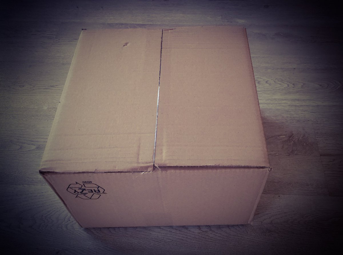 JonOtroviento's tweet photo. Llegar a casa y encontrar esto... 😍😍 #TOR2 #TheOneRing #rpg @FreeLeaguePub #rol #littleunboxing 🧙♂️ https://t.co/0tSOveWFbz