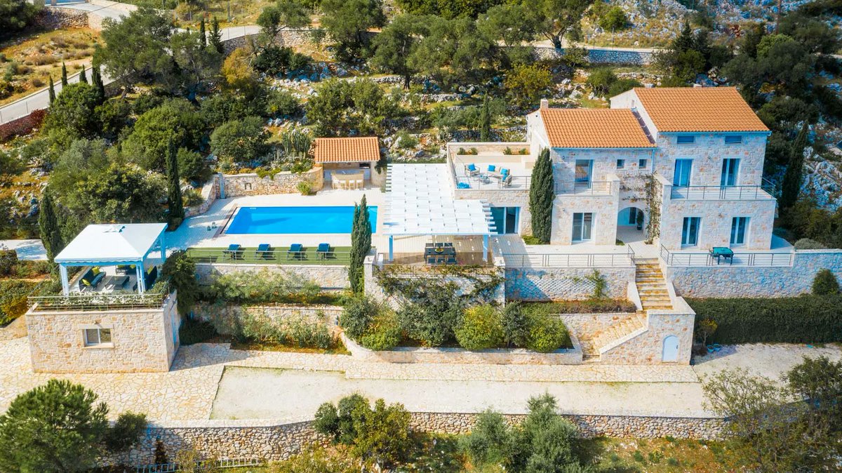 For groups looking for a great villa, Fincha really does hit the right spot. Built in traditional white stone with bright red bougainvillea adorning its exterior, Fincha marries the charm of a classic Greek villa with the perks of a modern escape. 
buff.ly/36XuG1f