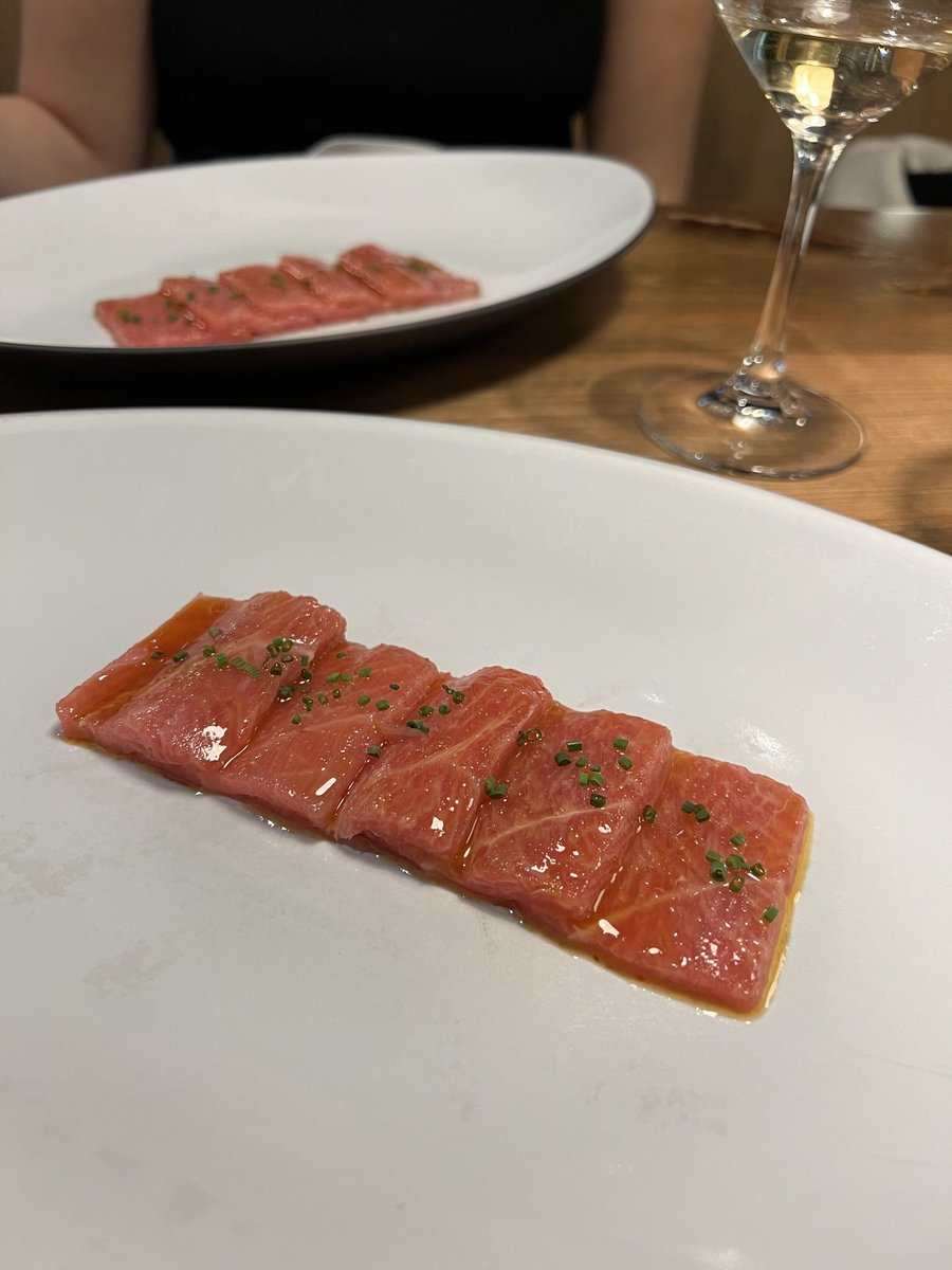 Telmometro's tweet photo. Restaurante Narru en Donosti

Me encantó el tiradito de atún y los raviolis de rabo con foie y trufa son una locura

50€ pp (destacar que se pueden hacer medias raciones lo que me parece la hostia) https://t.co/eynIxrzEZv