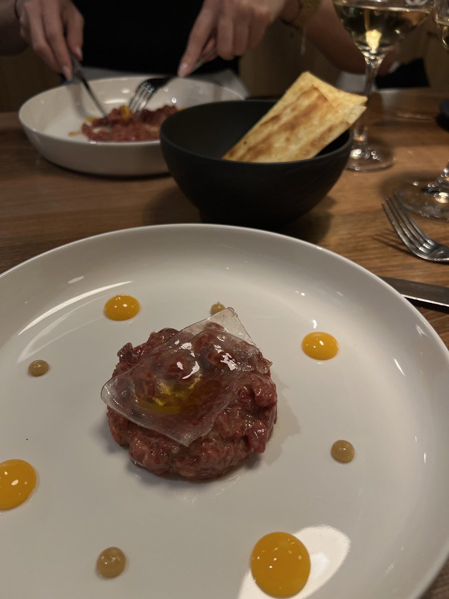 Telmometro's tweet photo. Restaurante Narru en Donosti

Me encantó el tiradito de atún y los raviolis de rabo con foie y trufa son una locura

50€ pp (destacar que se pueden hacer medias raciones lo que me parece la hostia) https://t.co/eynIxrzEZv