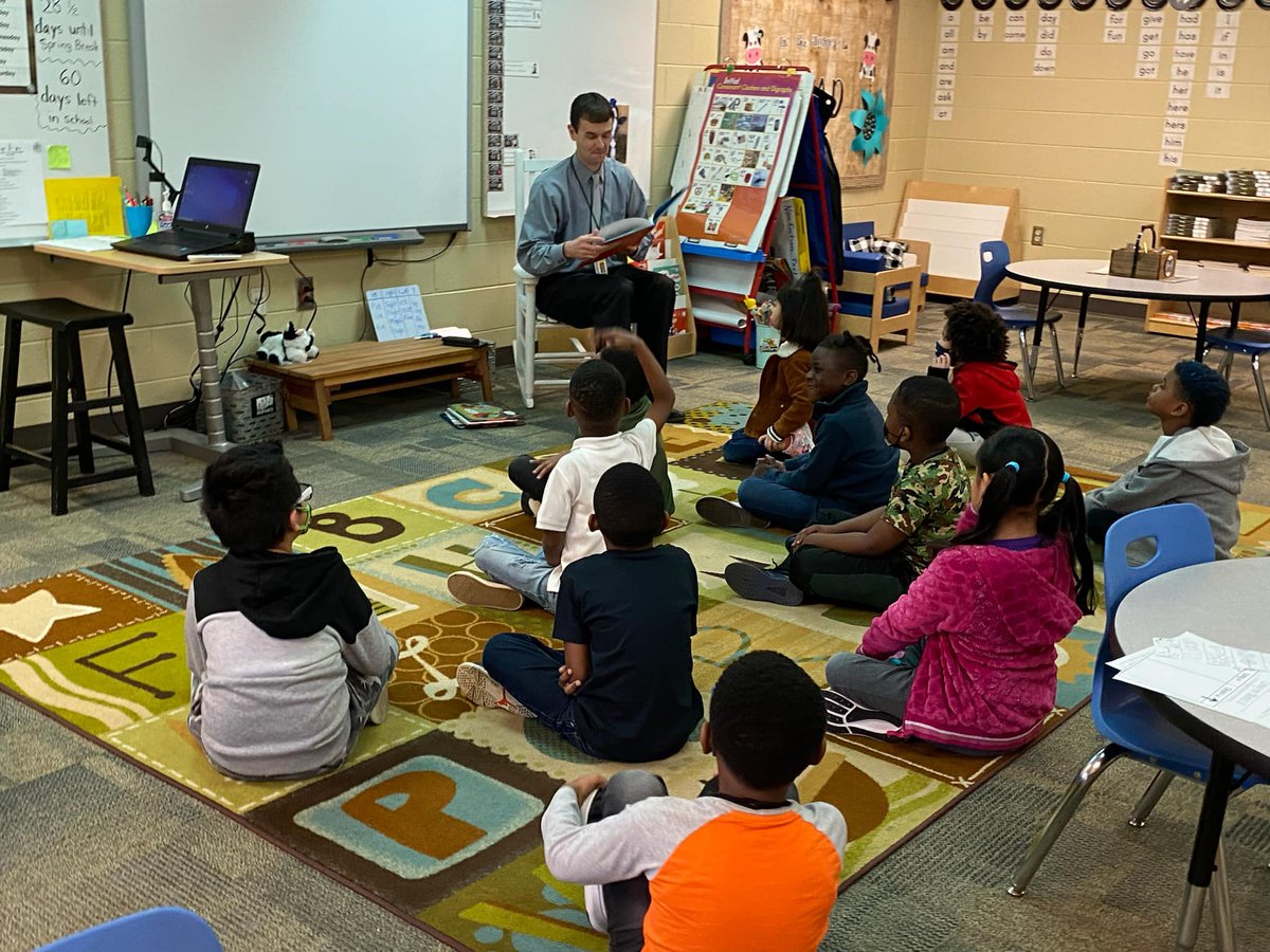 SOEGMLR5's tweet photo. Today for #ReadAcrossAmericaWeek, #SOESMM students had guest readers and wore their favorite necklaces, bow ties, etc. inspired by “Giraffe Problems” by Jary John! https://t.co/qkl7rb5onJ