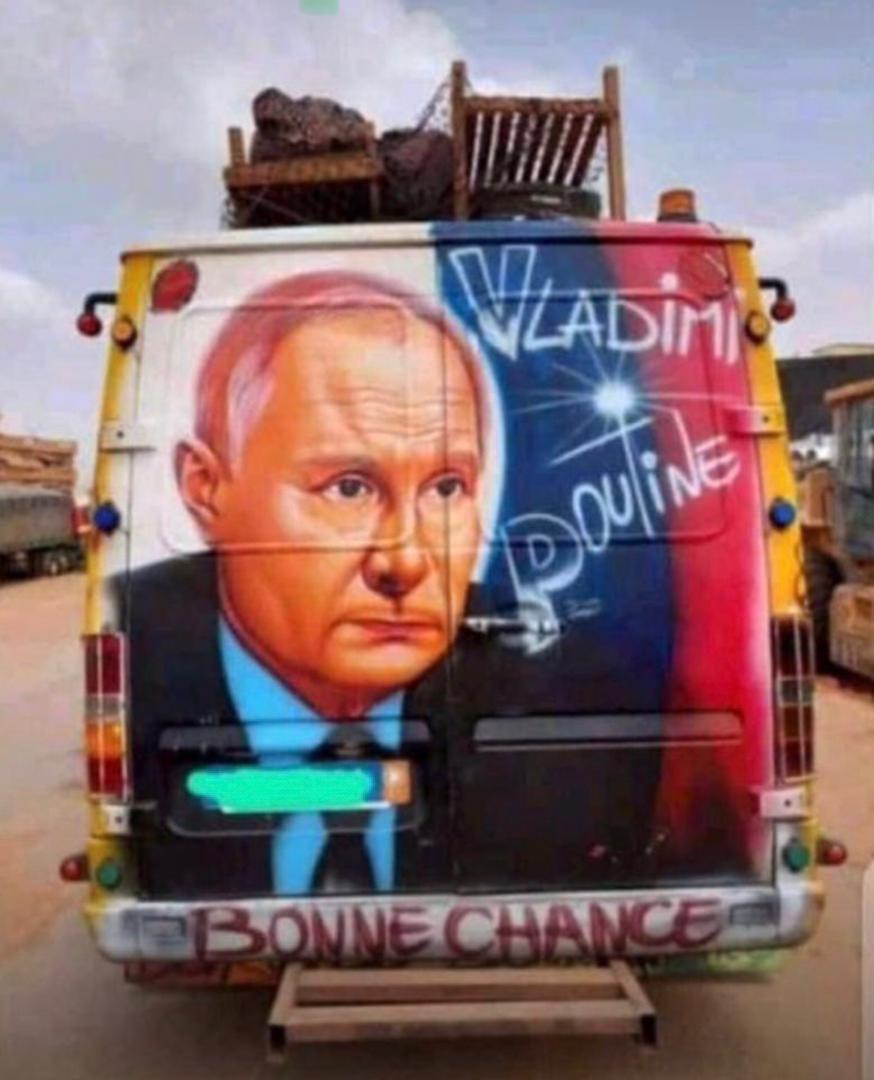 salaudlumineux's tweet photo. Les véhicules de transport en commun en Afrique doivent être exposés pour un vernissage 🤣 https://t.co/fgFX0w0wBs