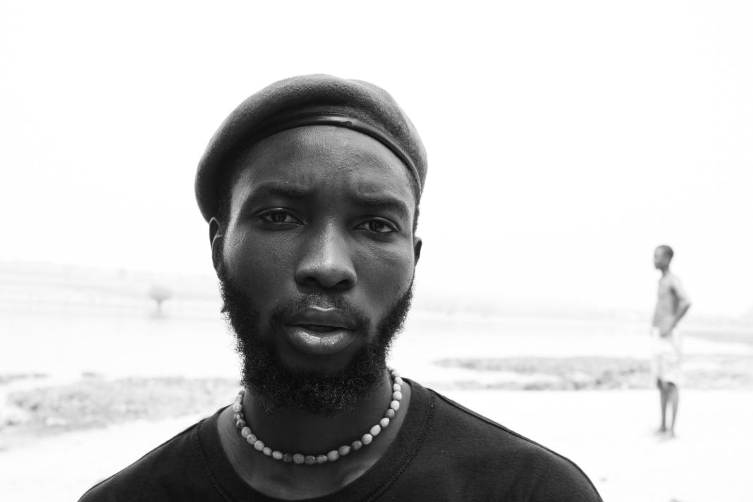 offre_joachim's tweet photo. A black and white of Temitope https://t.co/ghhGDiGDI3