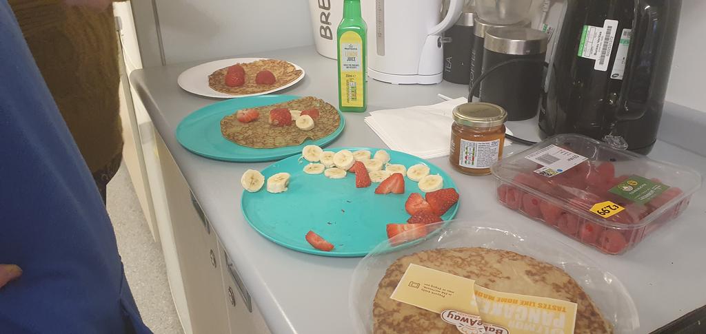 #PancakeDay #shrovetuesday <a href="/SBUHBOT/">SBUHB Occupational Therapists 💚</a> <a href="/SBUHB_Occhealth/">Swansea Bay UHB Occupational Health</a> patients and staff cooking pancakes
