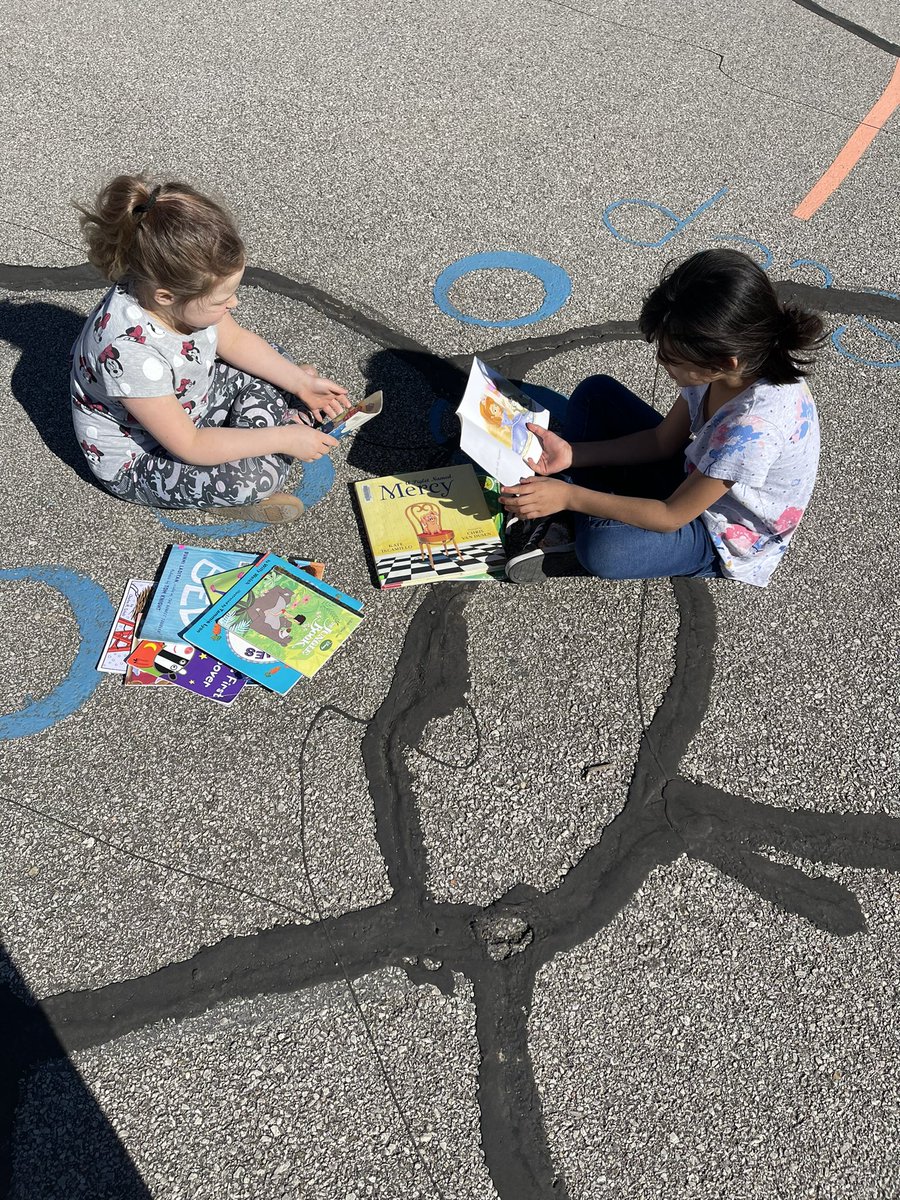 Kaytlin_Eliz's tweet photo. This morning, Miss Yeisley’s class decided to take our books outside for some partner reading time. ❤️@ISDSchools #isdfirst #isdstrong https://t.co/Xy3o3JFTf0