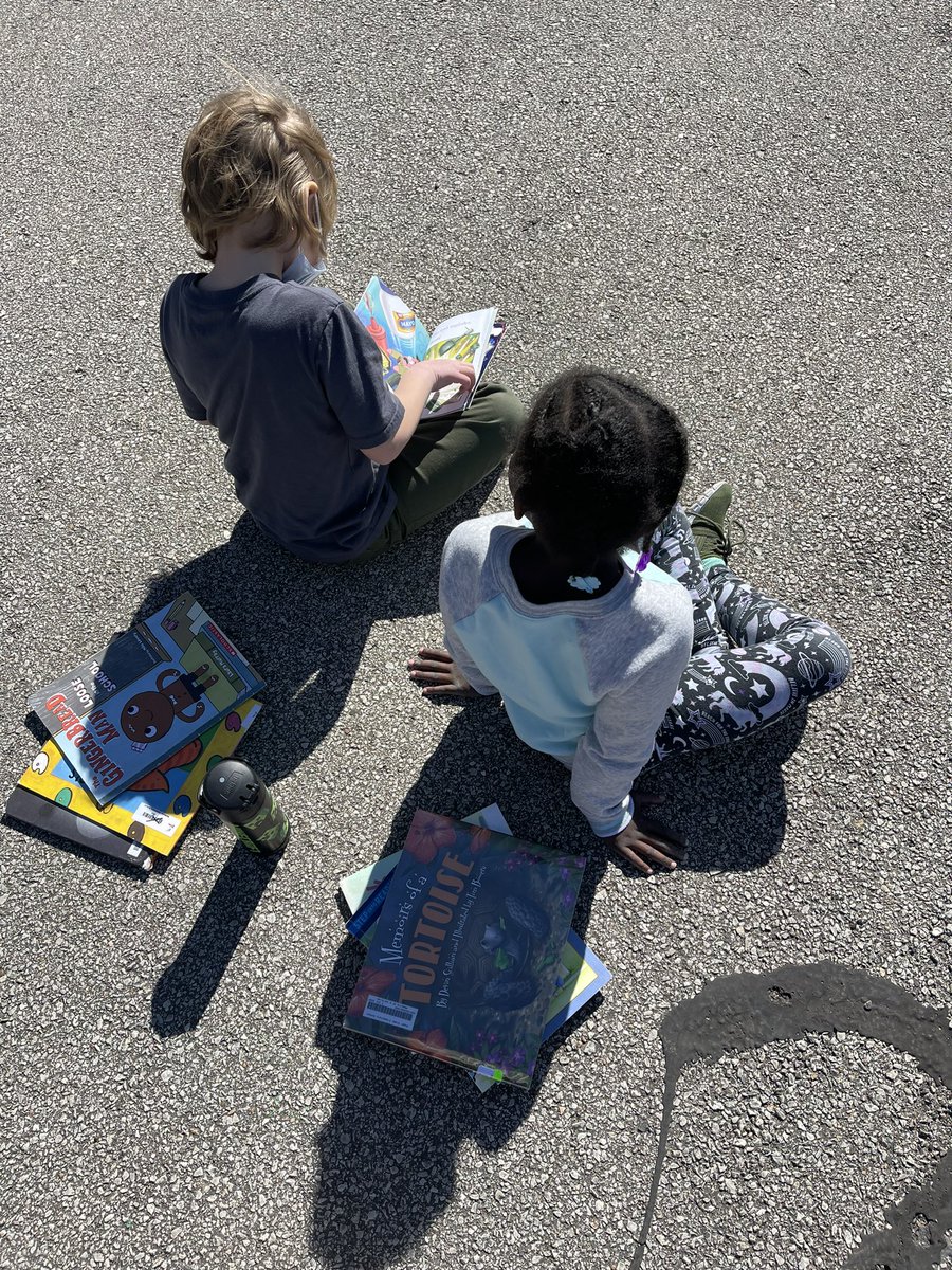 Kaytlin_Eliz's tweet photo. This morning, Miss Yeisley’s class decided to take our books outside for some partner reading time. ❤️@ISDSchools #isdfirst #isdstrong https://t.co/Xy3o3JFTf0