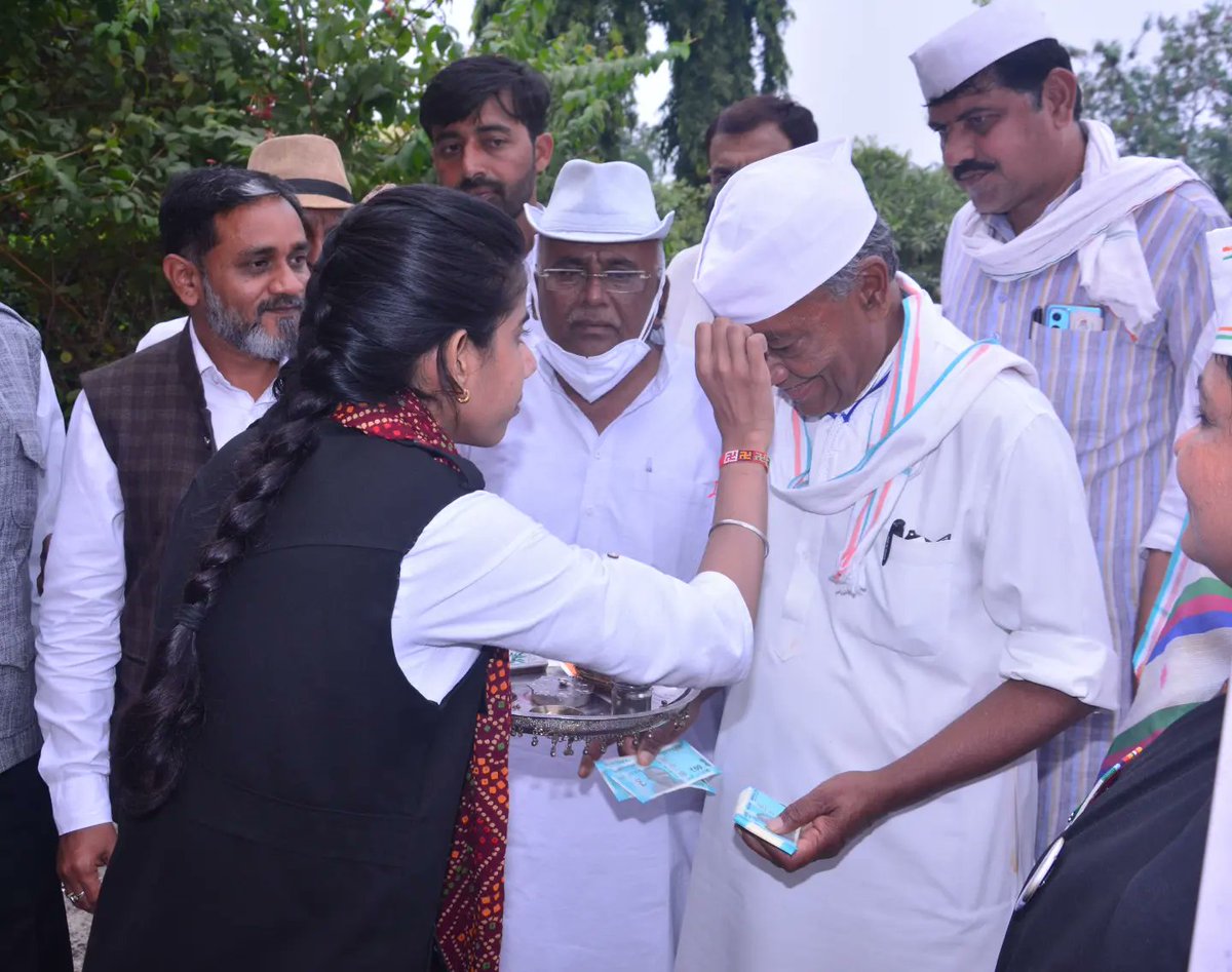 DigvijayDst's tweet photo. पूर्व मुख्यमंत्री म.प्र.,राज्यसभा सांसद माननीय राजा साहब #श्री_दिग्विजय_सिंह_जी को जन्मदिन(28 फर.) की हार्दिक शुभकामनाएं। आप हमेशा स्वस्थ रहें, मां नर्मदा से यही कामना।
चित्र 19 नवंबर 2021 के हैं, जब वे हमारे #निज_निवास  #खातेगांव(#रायश्री_नगर) पधारे थे। @digvijaya_28
@rai_tomar https://t.co/4UxymhB36X