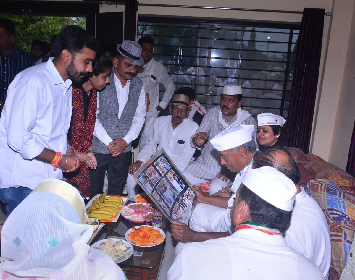 DigvijayDst's tweet photo. पूर्व मुख्यमंत्री म.प्र.,राज्यसभा सांसद माननीय राजा साहब #श्री_दिग्विजय_सिंह_जी को जन्मदिन(28 फर.) की हार्दिक शुभकामनाएं। आप हमेशा स्वस्थ रहें, मां नर्मदा से यही कामना।
चित्र 19 नवंबर 2021 के हैं, जब वे हमारे #निज_निवास  #खातेगांव(#रायश्री_नगर) पधारे थे। @digvijaya_28
@rai_tomar https://t.co/4UxymhB36X