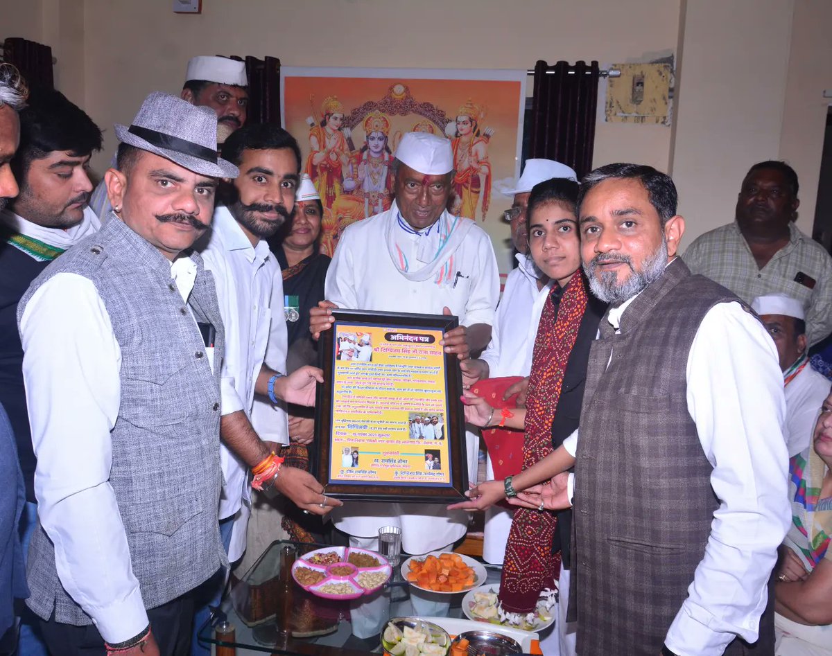 DigvijayDst's tweet photo. पूर्व मुख्यमंत्री म.प्र.,राज्यसभा सांसद माननीय राजा साहब #श्री_दिग्विजय_सिंह_जी को जन्मदिन(28 फर.) की हार्दिक शुभकामनाएं। आप हमेशा स्वस्थ रहें, मां नर्मदा से यही कामना।
चित्र 19 नवंबर 2021 के हैं, जब वे हमारे #निज_निवास  #खातेगांव(#रायश्री_नगर) पधारे थे। @digvijaya_28
@rai_tomar https://t.co/4UxymhB36X
