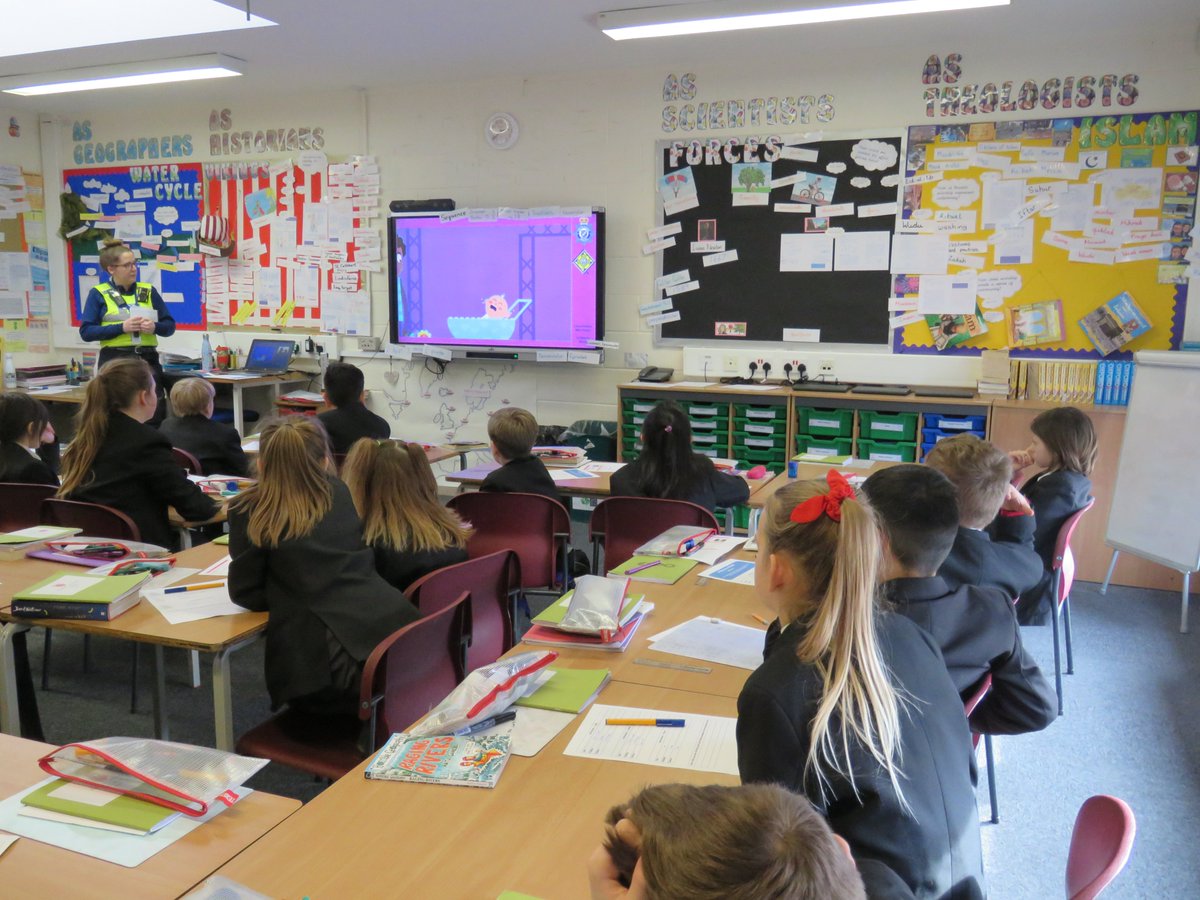 CL_Primary's tweet photo. Another great @LincsMiniPolice workshop this afternoon for Year 5, this time looking at diversity and breaking stereotypes. #breakingsterotypes #alldifferentallequal #pupilvoice https://t.co/0JYcKqTmGu