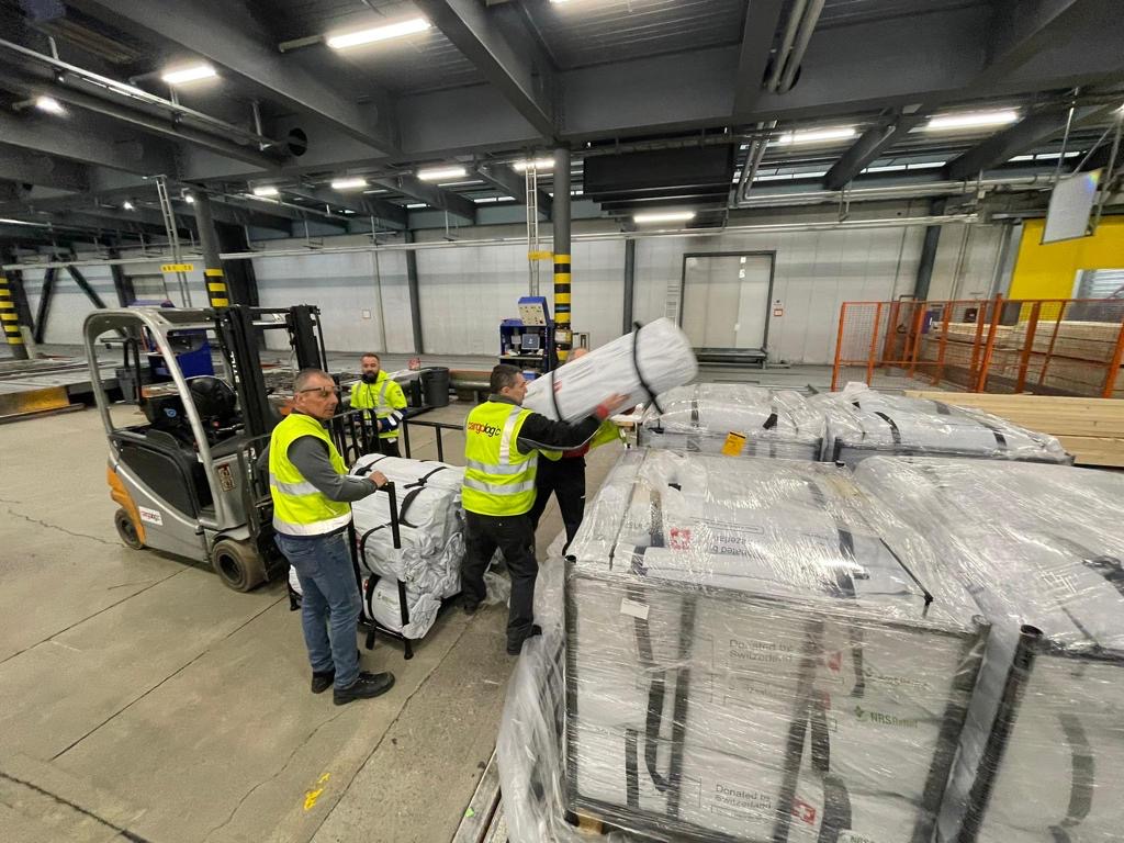 Around 25 tons of relief supplies for winter-proof emergency shelters are on their way to support the Ukrainian population 🇺🇦 🙏