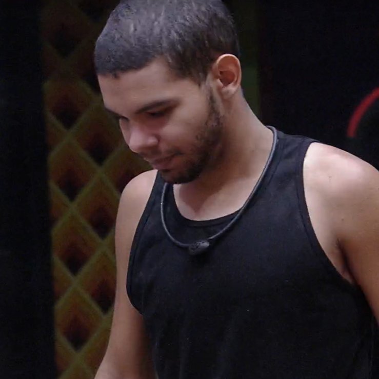 Gustavo: "Quando o Vyni estiver dormindo, vou pegar a mão dele e fazer ele apertar o botão."
Vyni: "Pensei que ia apertar outra coisa." 

NADA A DECLARAR. #BBB22