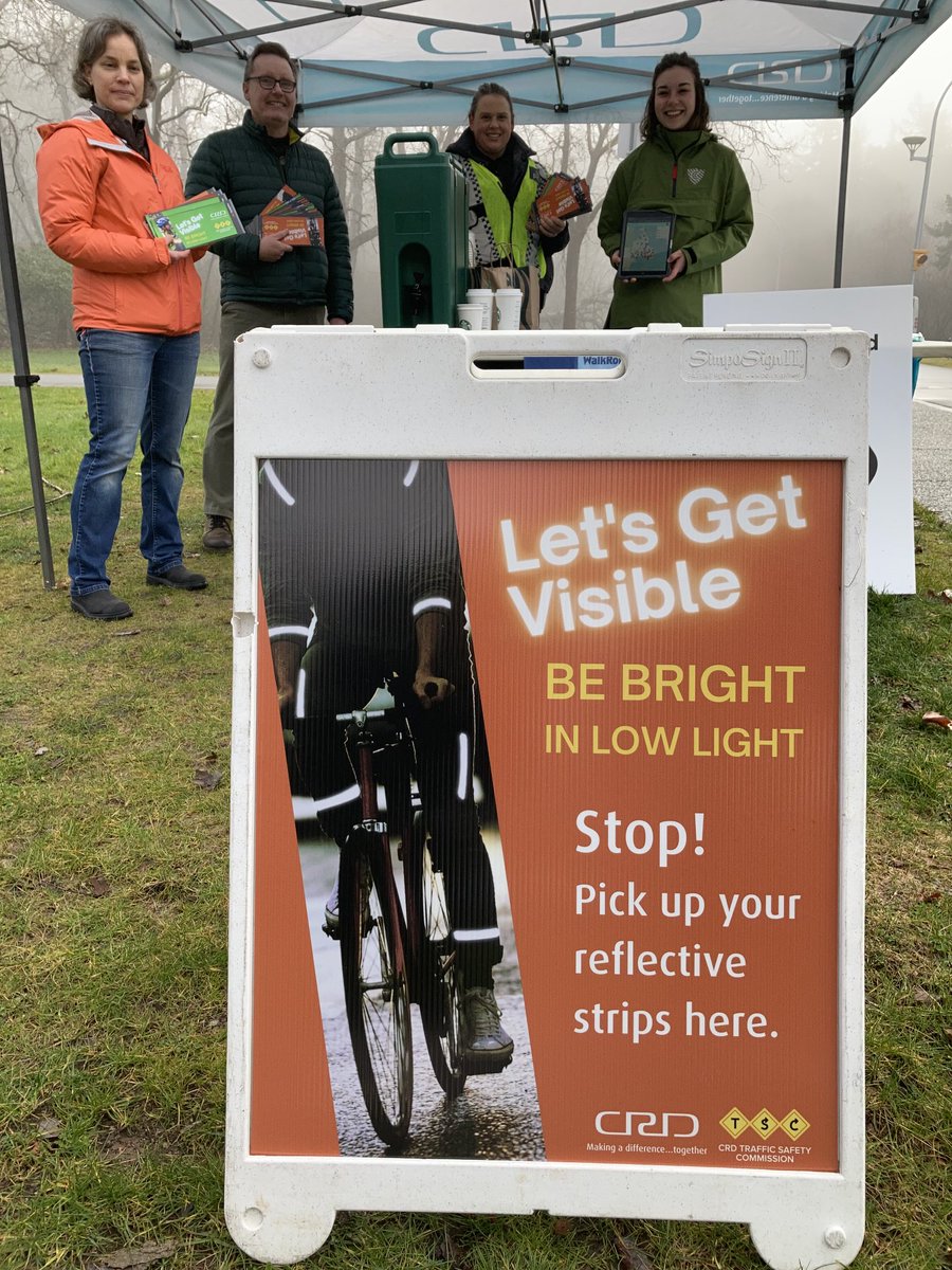RoadSafetyCWoo's tweet image. Let’s Get Visible!! CRD TSC &amp;amp; ⁦@crd_bc⁩ are at UVic promoting visibility to road users, handing out reflective stickers &amp;amp; promoting WalkRollMap.org. Thx to ⁦@OakBayPolice⁩ &amp;amp; ⁦@SaanichPolice⁩ for their support!! Drivers do u part #LeavethePhoneAlone