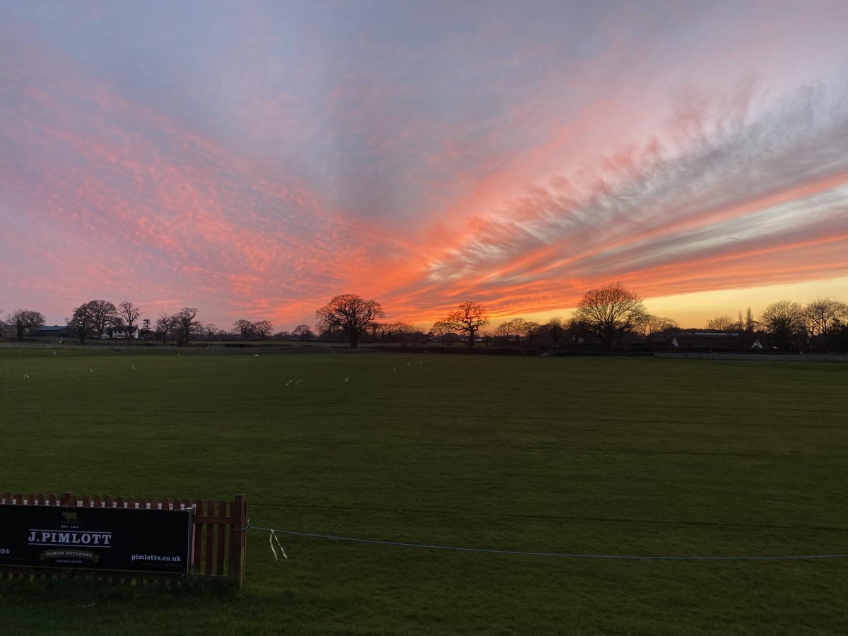 philipfduffy's tweet image. Great evening sky at ⁦@BramhallCC⁩ tonight. 7 weeks to go to the season starts #lotsofworktodo
