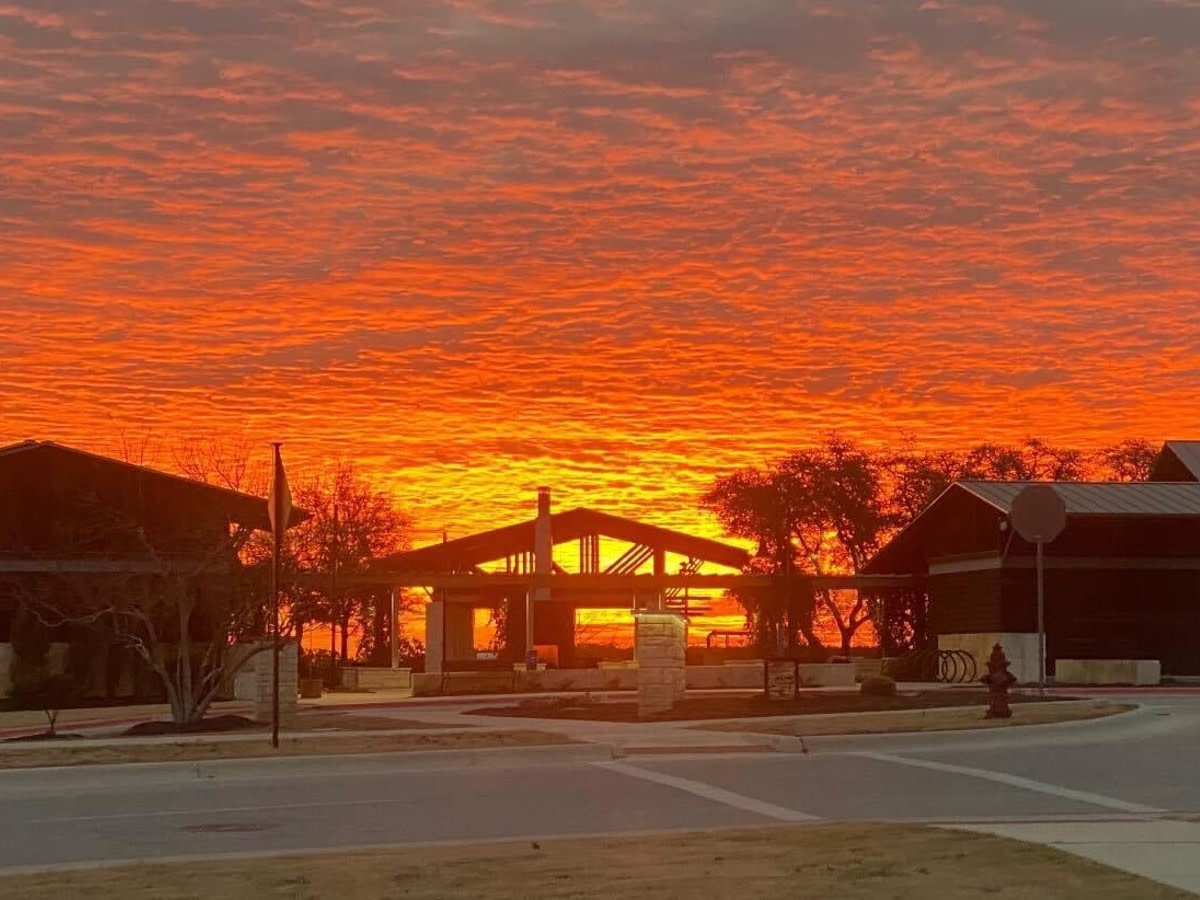 Headwaters_Life's tweet photo. Our Texas skies are famous for their stars but the sunrises are giving them a run for their money. 🌅 #HeadwatersLife #TexasSunrise

📸: Newmark Homes https://t.co/OP5m2iv33Z