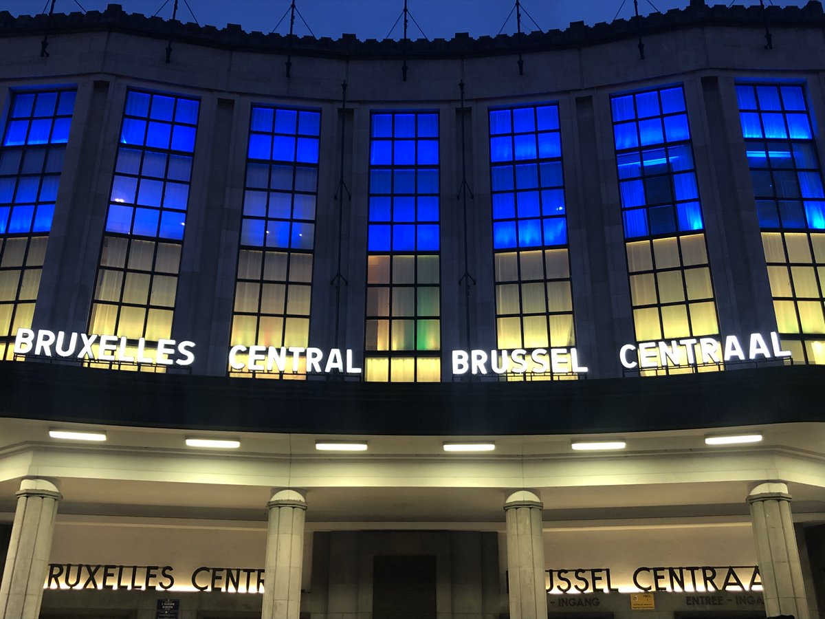 💙 La gare de Bruxelles-Central s’est habillée de jaune et bleu suite à la situation en Ukraine.

🙏 Un geste symbolique qui témoigne de la solidarité de la #SNCB envers les résidents et les familles touchés. 

🕊 Mais aussi de l’espoir que la paix soit très vite rétablie.