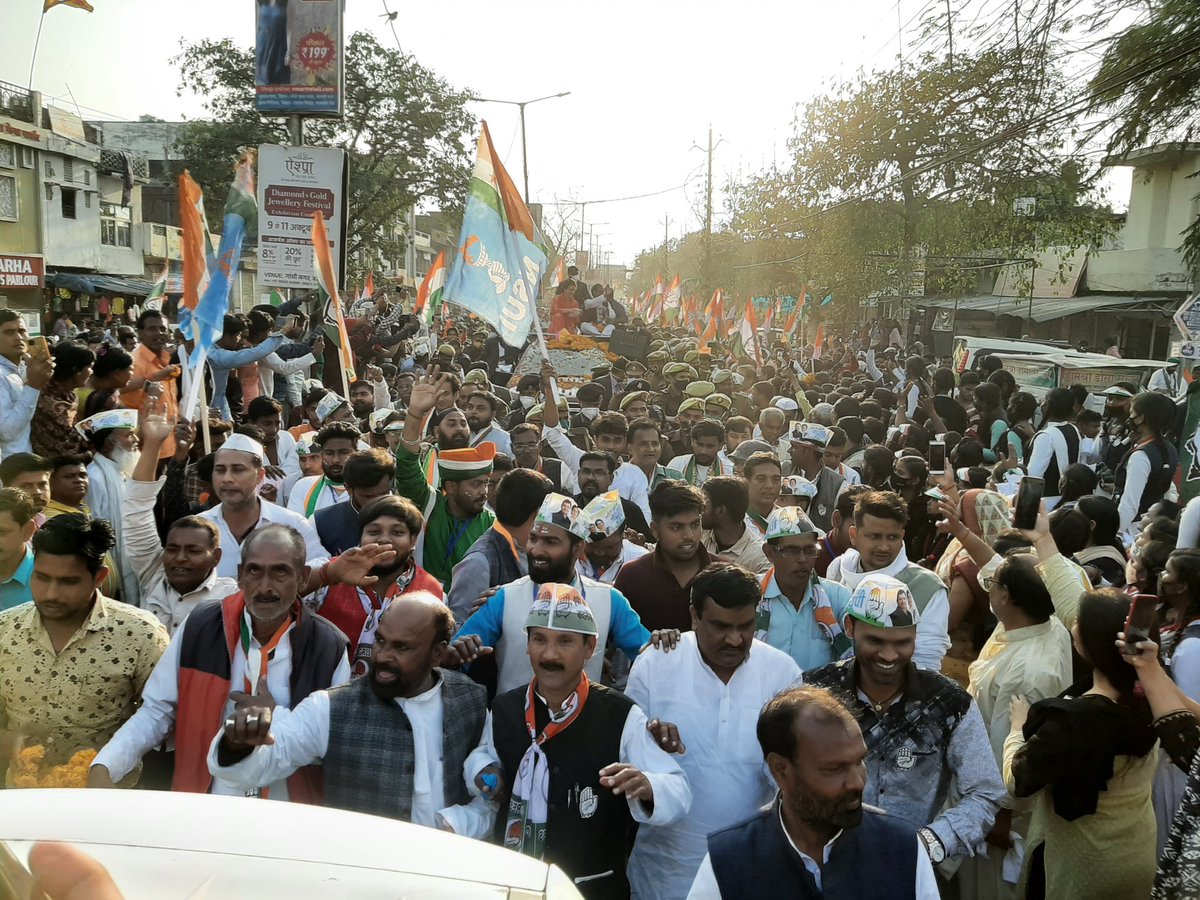 INCBasti's tweet photo. यह हुजूम बता रही हैं कि कांग्रेस आ रही है।
राष्ट्रीय महासचिव @priyankagandhi जी बस्ती सदर प्रत्याशी देवेंद्र कुमार श्रीवास्तव के लिए जनसम्पर्क किया।
#आ_रही_है_कांग्रेस https://t.co/ZknNfWPV7a