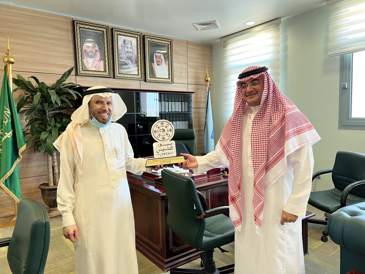 تشرف عميد كلية إدارة الأعمال التطبيقية، سعادة الدكتور محمد بن موسى عقيلي وجميع منسوبي الكلية، بتقديم هدية تذكارية لسعادة المشرف العام على كليات الجامعة بالمزاحمية سعادة الاستاذ الدكتور فهد بن عبدالله التركي، بمناسبة #يوم_التأسيس #يوم_بدينا 
وكل عام ومملكتنا الغالية بكل الخير.