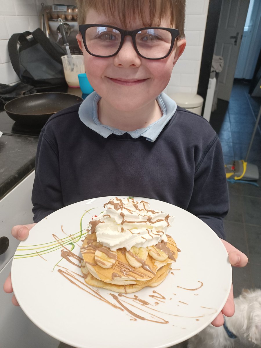 CorrinneAdelle's tweet photo. @MrSpriggsRAV Bentley making he's banana and chocolate pancakes https://t.co/jayFssxAUx