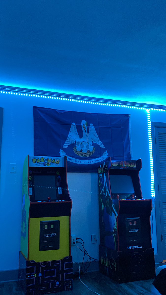 alonxv_'s tweet photo. Gotta love getting a Louisiana State flag in your room☠️ https://t.co/8rqEGU8kQE
