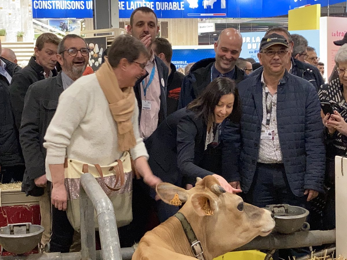 MajoriteDep49's tweet photo. Retour en images sur notre visite du @Salondelagri 🌾 Au cours de cette journée enrichissante, nous avons pu rencontrer les agriculteurs, entreprises, producteurs et associations qui font la fierté de notre territoire, merci à vous ! 🇫🇷 #SIA2022 #Anjou https://t.co/aDzlxIKOP6