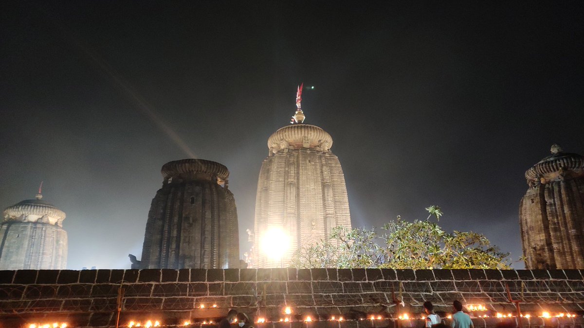 bbchampati77's tweet photo. ନମୋଃ ପାର୍ବତୀ ପତେହ୍ ହର ହର ମହାଦେବ
ପ୍ରଭୁ ଲିଙ୍ଗରାଜଙ୍କ ପୀଠରେ ମହାଶିବରାତ୍ରୀ ମହାପର୍ବ
Mahashivratri grand celebration at Lord Lingaraja.
#Mahashivratri2022 #shivratri2022 #Mahashivratri #shivshankar #mahadev #shiva #MahaShivaratri #shivratri #Lingaraj #LingarajTemple #Odisha https://t.co/d6BTgkh4YR