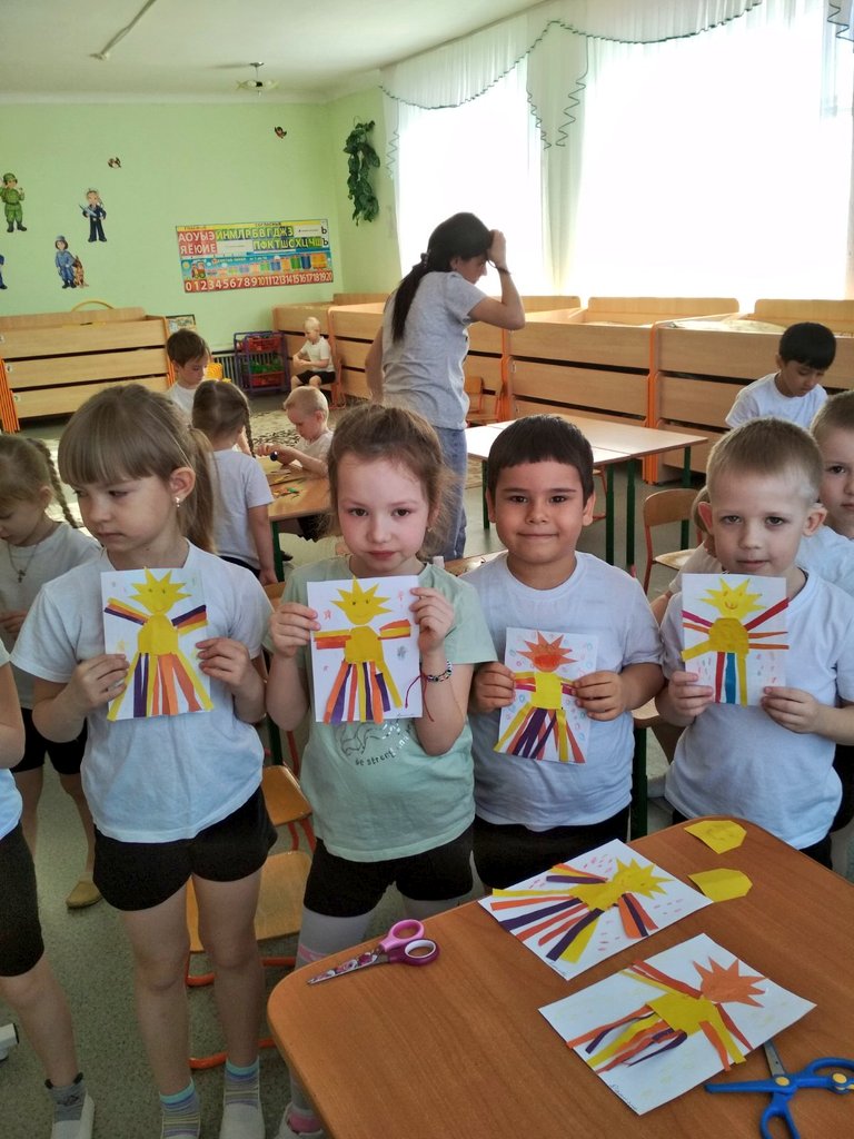 Масленичная неделя в СПДС "Тополек" пгт Алексеевка началась с изготовления аппликации с элементами рисования. Дети старшей группы "Ягодка" вспомнили историю возникновения праздника, народные обычаи и изготовили "Масленицу".
--