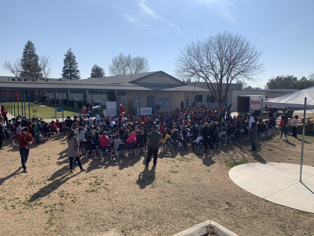 fowlerusd's tweet photo. Fresno State Physics Outreach presenting to Marshall Elementary students! https://t.co/DavoRFNB90
