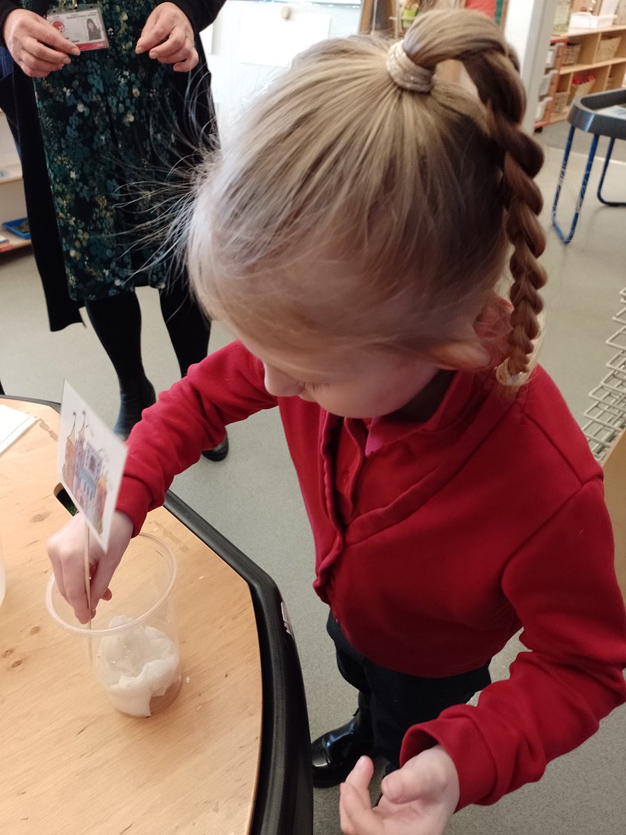 maybury_eyfs's tweet photo. Can you guess what our new @Talk4Writing story is? This week we are planting beans and looking forward to watching them grow. I wonder what we may find at the top of a beanstalk? @HumberEdTrust @Maybury_School @NatureFSchools #lifecycleofabean @EarlyYearsHull https://t.co/iRrSKqCh5G