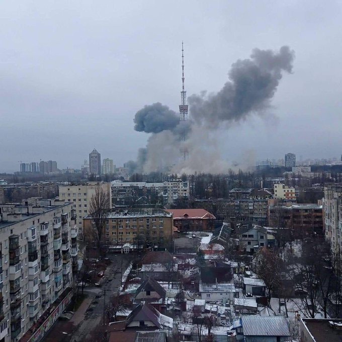 debarriofm's tweet photo. 🔴EN DIRECTO | #Rusia derriba la torre de la televesión ucraniana en #Kiev. https://t.co/V1ETsW788N