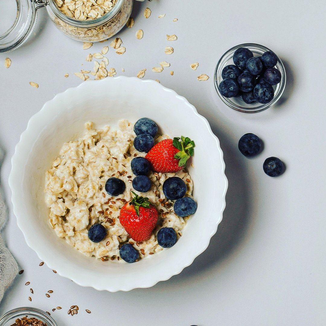Yulaf, bir tür çözünür lif olan büyük miktarda beta-glukan içerir.
Beta-glukan lifinin sağlığa faydaları şunlardır:
👉🏻 Azaltılmış LDL ve toplam kolesterol seviyeleri
👉🏻 Azaltılmış kan şekeri ve insülin yanıtı
👉🏻 Artan tokluk hissi
👉🏻 Sindirim sisteminde iyi bakterilerin artması