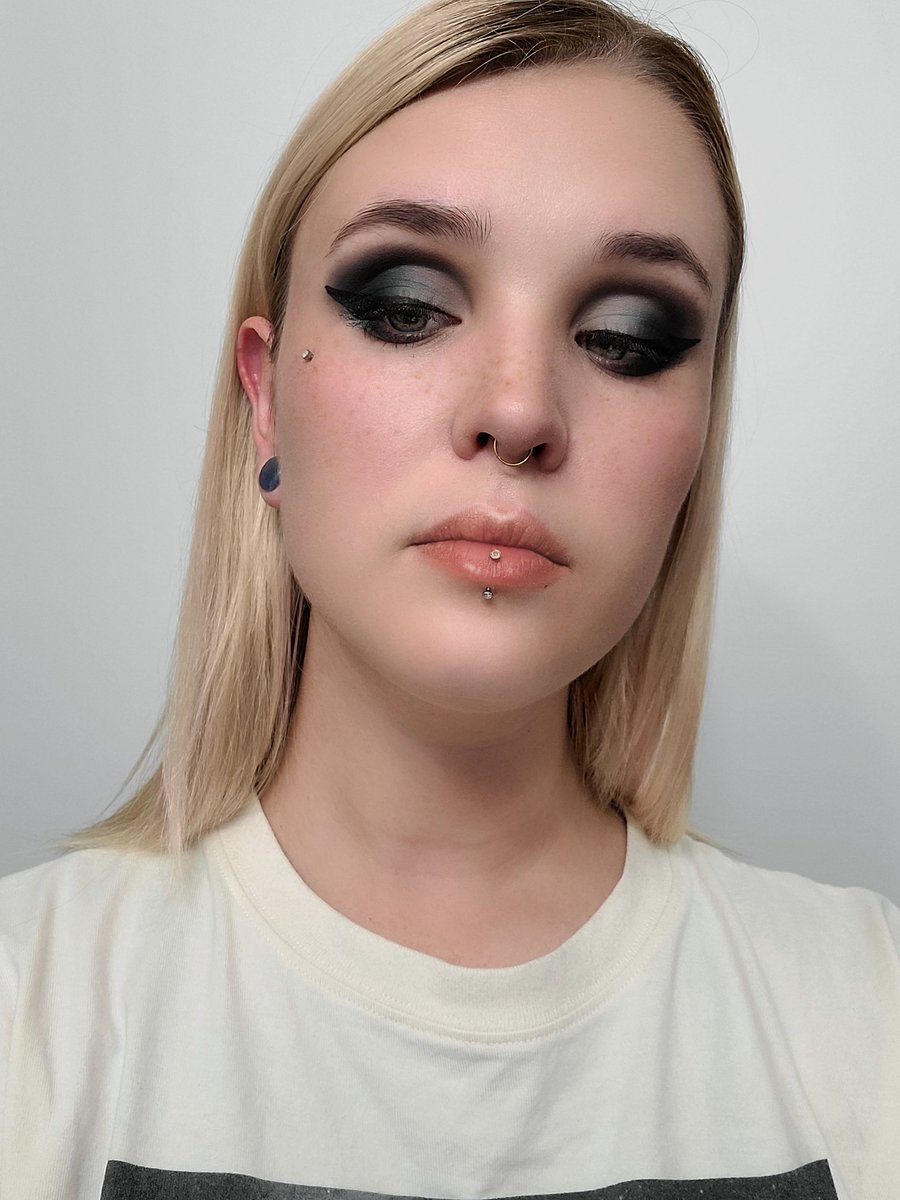 SerenityPKRMkup's tweet photo. Simple smokey eye, faux freckles and my natural hair 😮🥰 

@ColourPopCo Blowin' Smoke palette 
@MorpheBrushes Filter Effect Foundation 
@ABHcosmetics Brow wiz for brows and freckles https://t.co/WboH3ZwKdM